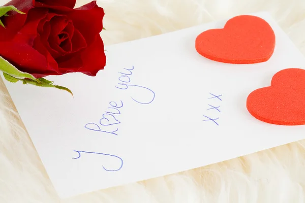 Romantische Note: ich liebe dich mit roter Rose und Herzen — Stockfoto