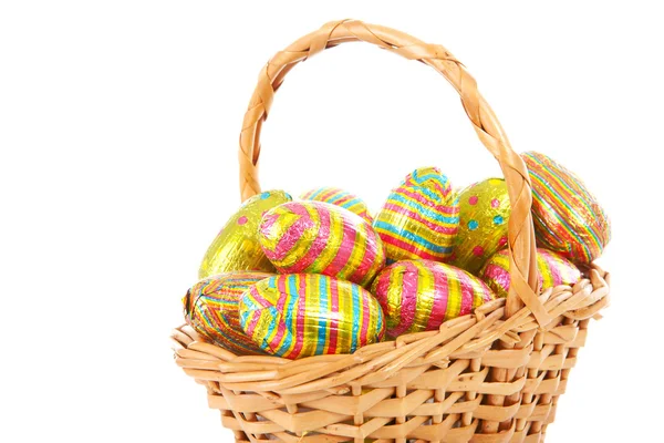 Тростниковая корзина с разноцветными пасхальными яйцами — стоковое фото