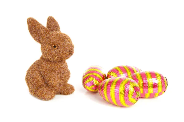 Пасхальные яйца кролика и разноцветные — стоковое фото