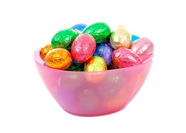 Чаша с разноцветными пасхальными яйцами — стоковое фото