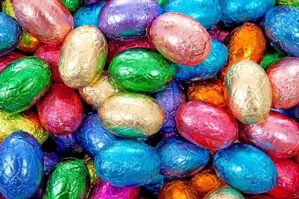 Huevos de Pascua de chocolate coloridos en primer plano —  Fotos de Stock