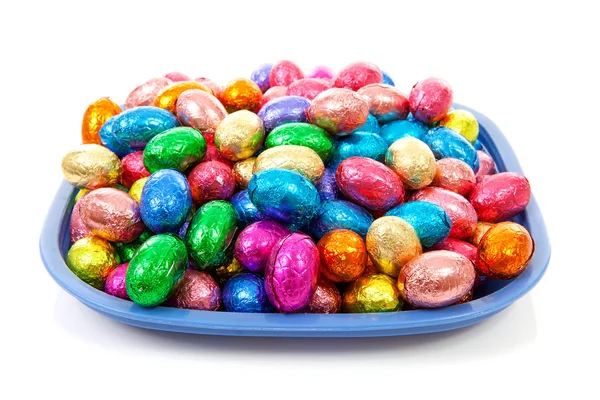 Тарелка с разноцветными пасхальными яйцами — стоковое фото