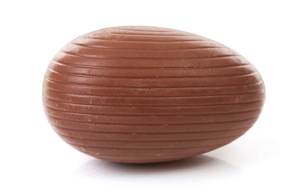 一个大棕色巧克力复活节彩蛋 — 图库照片