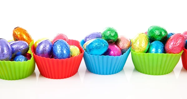 Красочные миски с пасхальными яйцами — стоковое фото