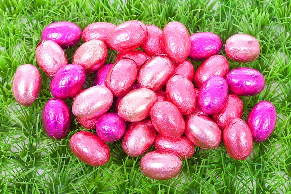 Huevos rosados de Pascua sobre hierba —  Fotos de Stock