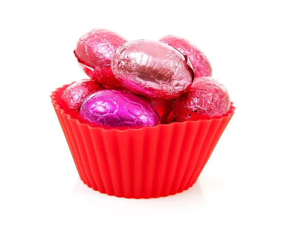 Cuenco rojo con huevos rosados de Pascua — Foto de Stock