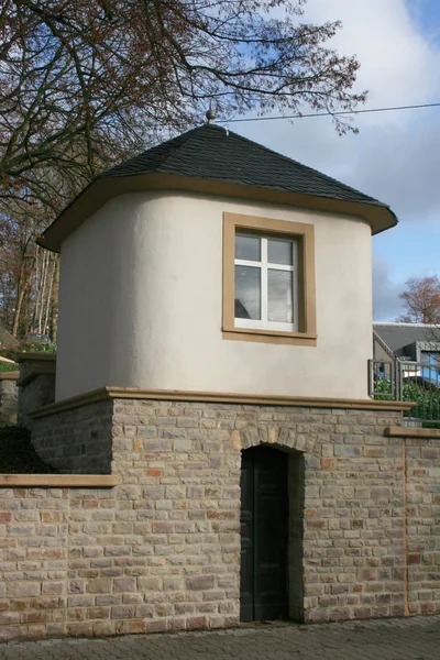 Kleines Haus Auf Einer Mauer Aus Roten Bruchsteinen Errichtet Little — Stock Photo, Image