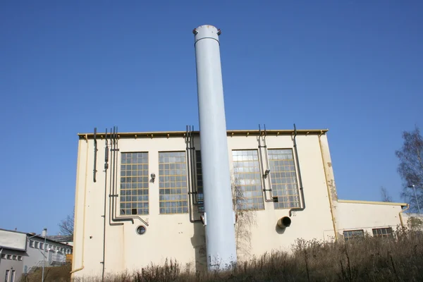 旧区采暖设备厂与一个高耸的烟囱 — 图库照片