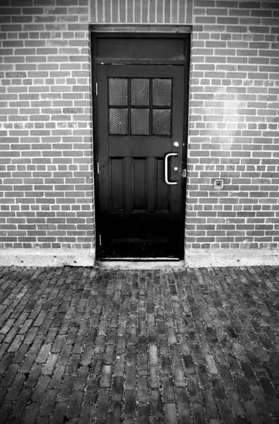 Black Door in Brick Building — Stock Photo, Image