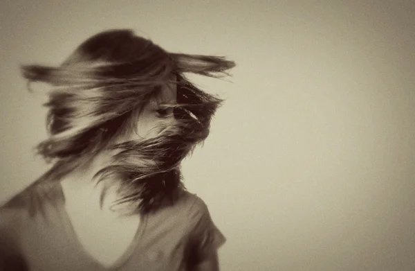 女性は彼女の髪 - ビンテージ スタイルの揺れ — ストック写真