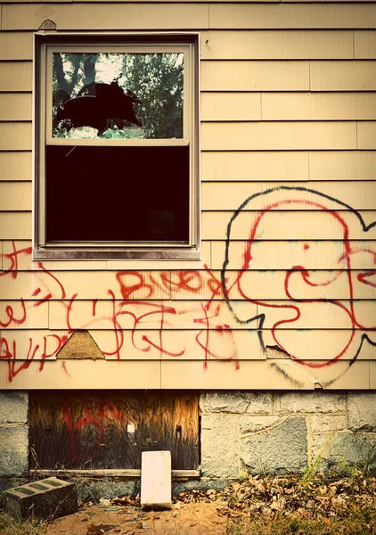 Abajo casa con graffiti — Foto de Stock