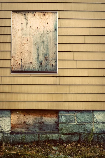 Επιβιβάστηκαν Μέχρι Windows Ένα Εγκαταλελειμμένο Σπίτι — Φωτογραφία Αρχείου