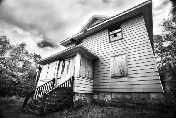Una Casa Tapiada Rota Abandonada Embrujada Blanco Negro —  Fotos de Stock