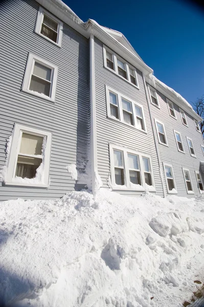 Ein Blaues Dreistockhaus Winter Das Herum Sich Viel Schnee Türmt — Stockfoto