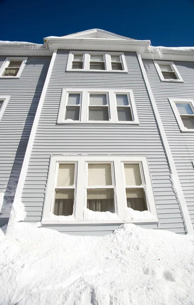 Maison bleue de trois étages en hiver — Photo