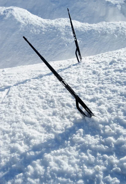 Машина Полностью Покрыта Снегом Стеклоочистители Торчат — стоковое фото