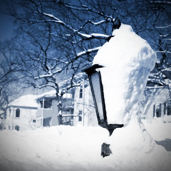 雪に覆われたランプポスト — ストック写真