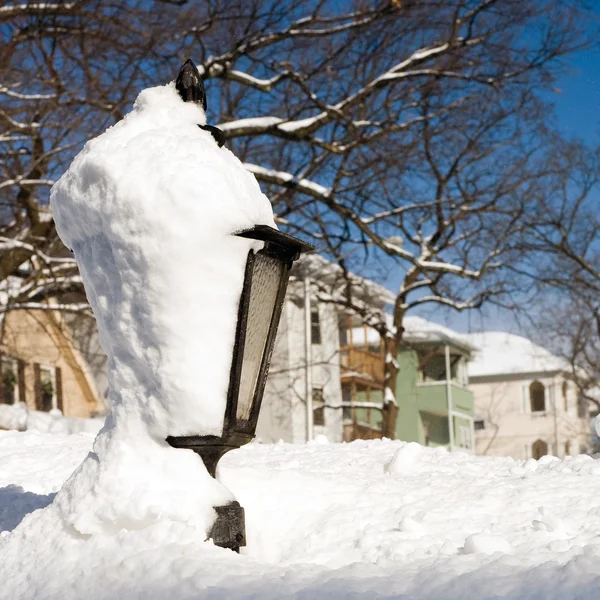 Stâlp de lampă cu zăpadă — Fotografie, imagine de stoc
