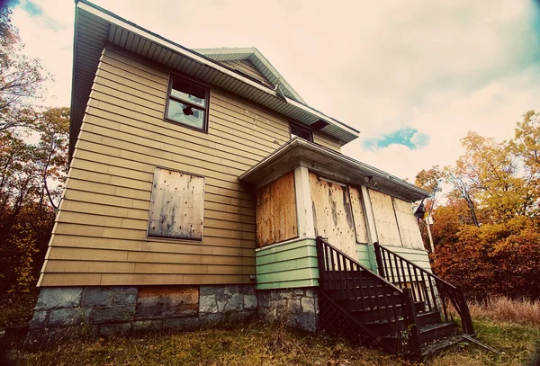 Uma casa assombrada, desfeita, abandonada e assombrada — Fotografia de Stock