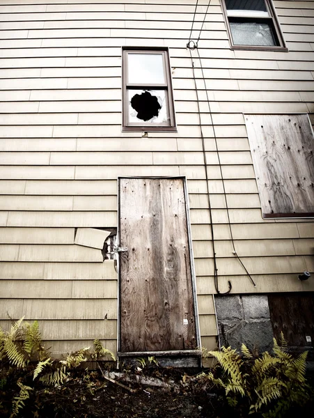 Ein zerbrochenes, verlassenes, verlassenes Haus — Stockfoto