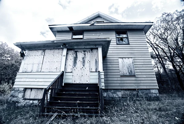 Запертый, разрушенный, заброшенный, заброшенный дом с привидениями — стоковое фото