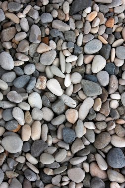 Kumsalda çakıl taşları
