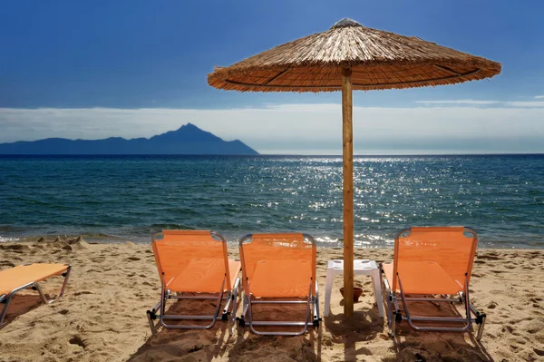 Güverte ve plaj şemsiye — Stok fotoğraf