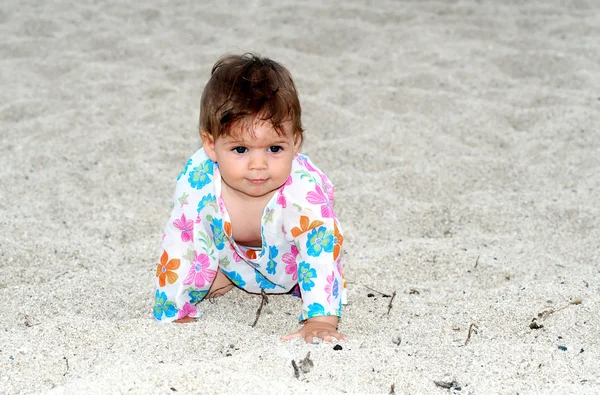 Baby op strand — Stockfoto