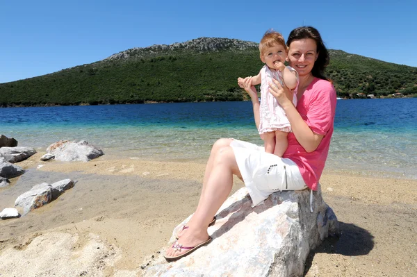 母親と赤ちゃんのビーチで — ストック写真