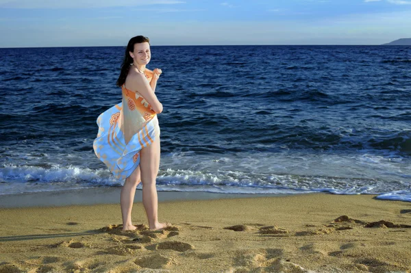 Aantrekkelijke vrouw op strand — Stockfoto