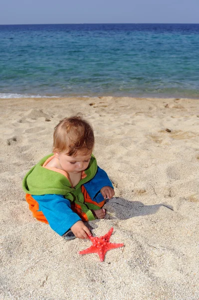 Baby på stranden — Stockfoto