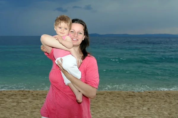 Matki z jej baby na plaży — Zdjęcie stockowe