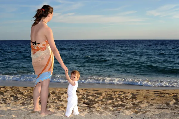Mère avec son bébé à la plage — Photo