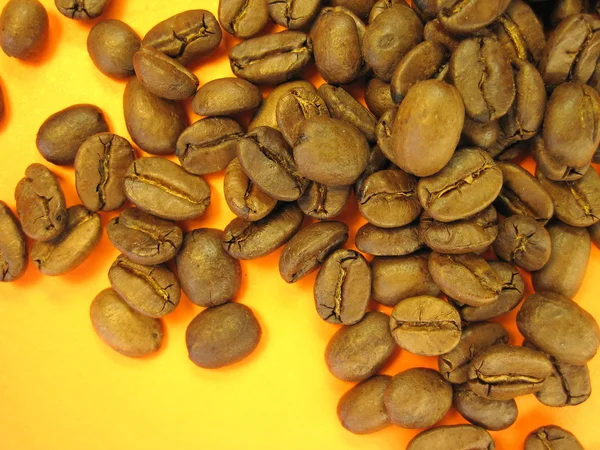 黄色の背景にコーヒー豆 — ストック写真