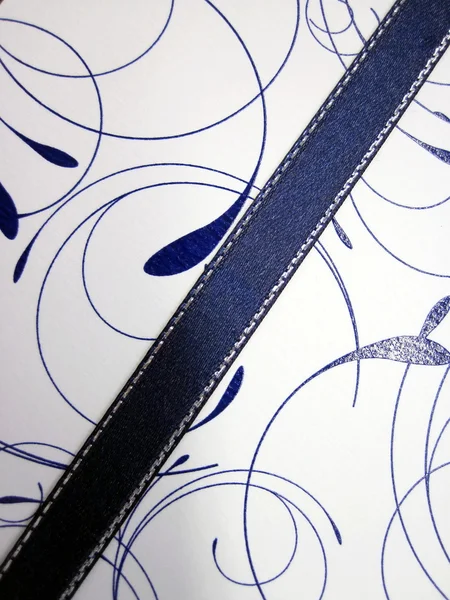 Білий Папір Орнаментами Синьою Стрічкою — стокове фото