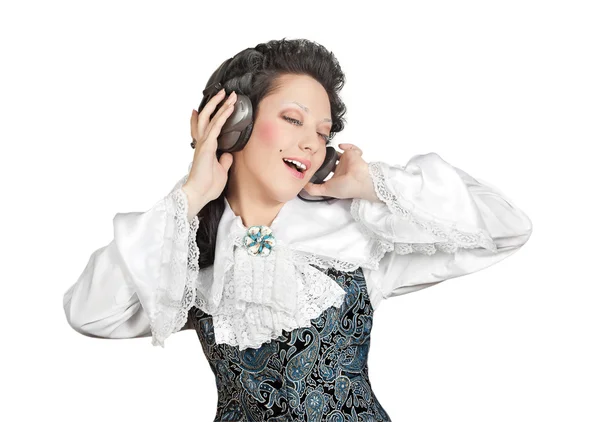 Mujer sonriente escuchando música en auriculares . — Foto de Stock