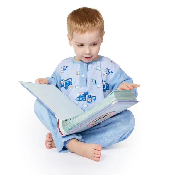 Lilla barnet läsa stora boken. — Stockfoto