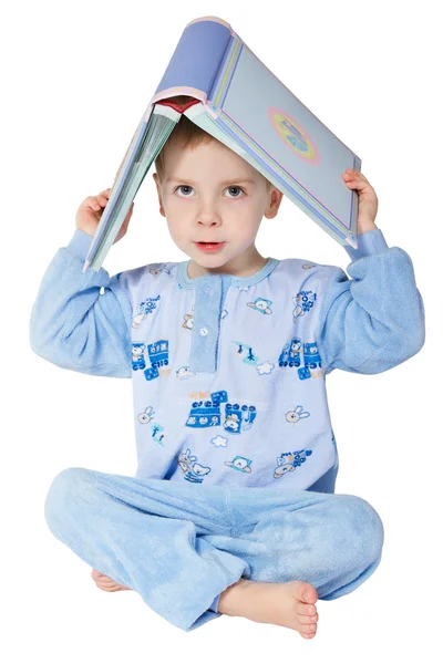 小さな子供は本を読んで 屋根としての本 足を組んで 白い背景の上 — ストック写真