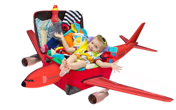 飛んでいる小さな子供は 赤いスーツケースを旅行します 休暇のためのパック 個人の持ち物 白で隔離 — ストック写真