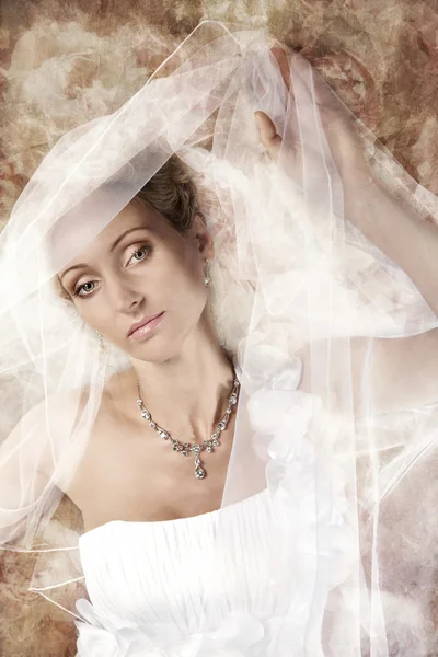 Braut in weißem Schleier vor Vintage-Hintergrund. — Stockfoto