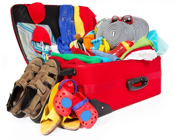 Családtagok utazási piros bőrönd, tele nyaralás — Stock Fotó