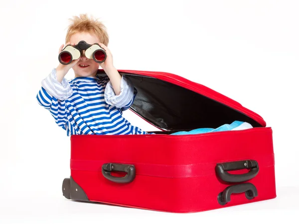 Kind mit Fernglas segelt im Koffer — Stockfoto