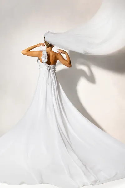 Rücken der Braut im weißen Hochzeitskleid — Stockfoto