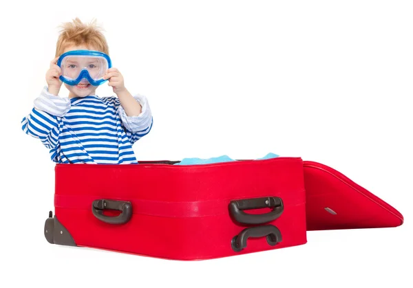 Criança com máscara de mergulho navega em mala — Fotografia de Stock