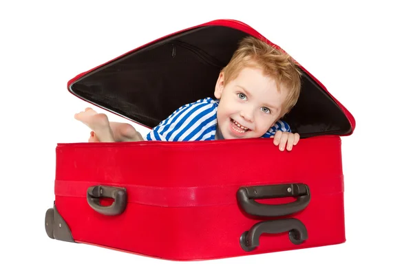 Kind im Matrosenanzug schaut aus Koffer — Stockfoto
