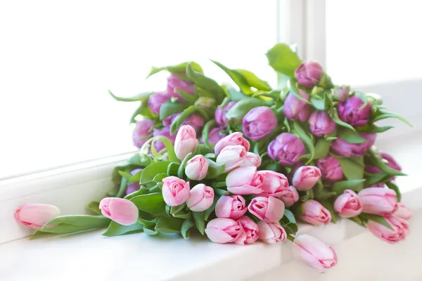 窓辺に横になっているチューリップの花束 — ストック写真