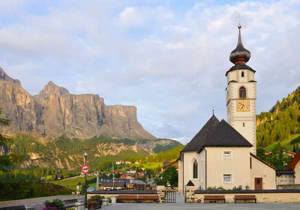 Die Kirche und das Dorf von Colfosco, in den italienischen Alpen — Stockfoto