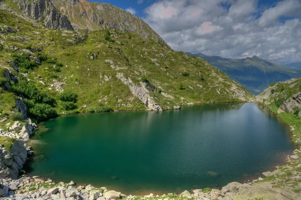 Yüksek dağ gölü hdr görüntüsü — Stok fotoğraf
