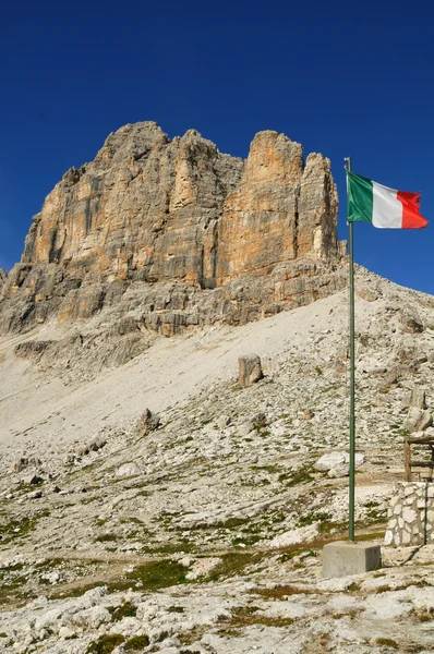 Paesaggio Dolomiti con bandiera italiana — Foto Stock