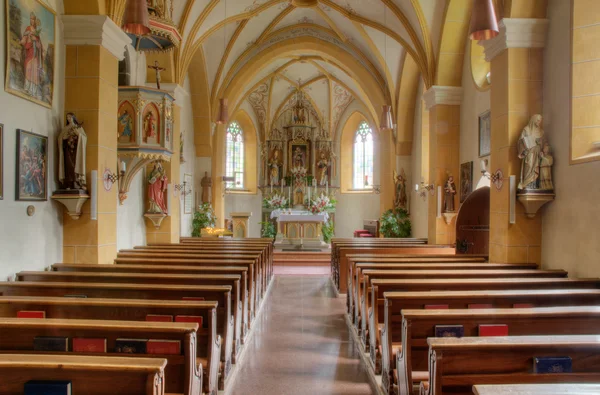 Binnen in de kerk van colfosco, Italië — Stockfoto